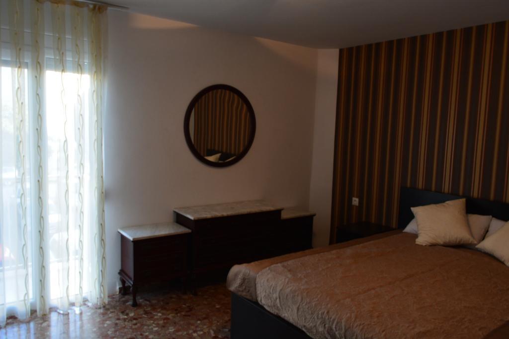 Arena'S Apartament Valenza Esterno foto